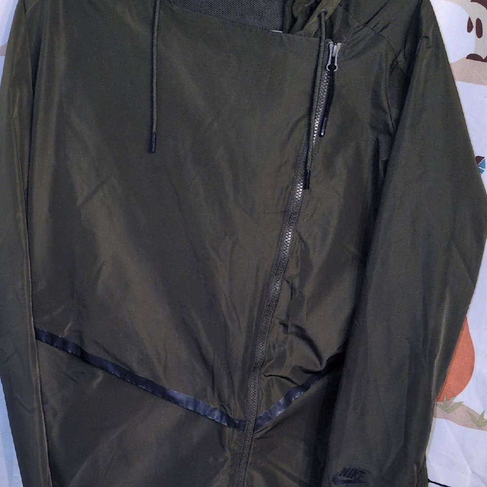 Nike Green Windbreaker Jacket with Water-Resistant Fabric